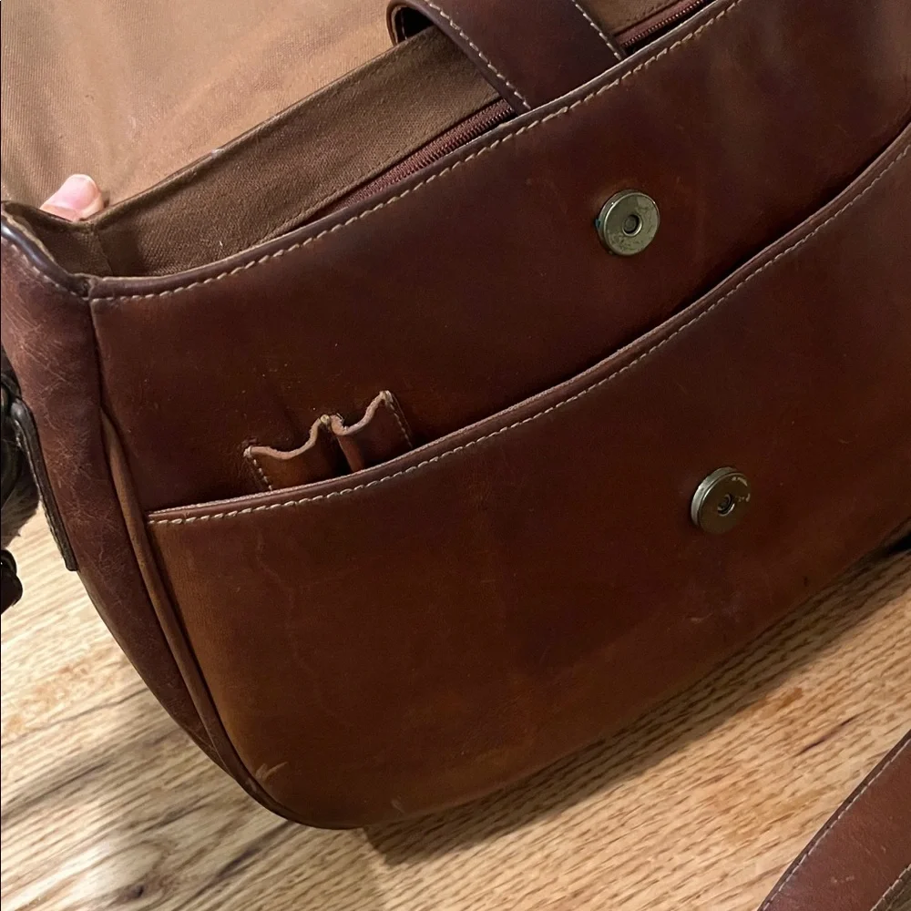 VINTAGE G.H. Bass & Co. Brown / Tan Leather & Brass Horsebit Crossbody Bag - Picture 4 of 8